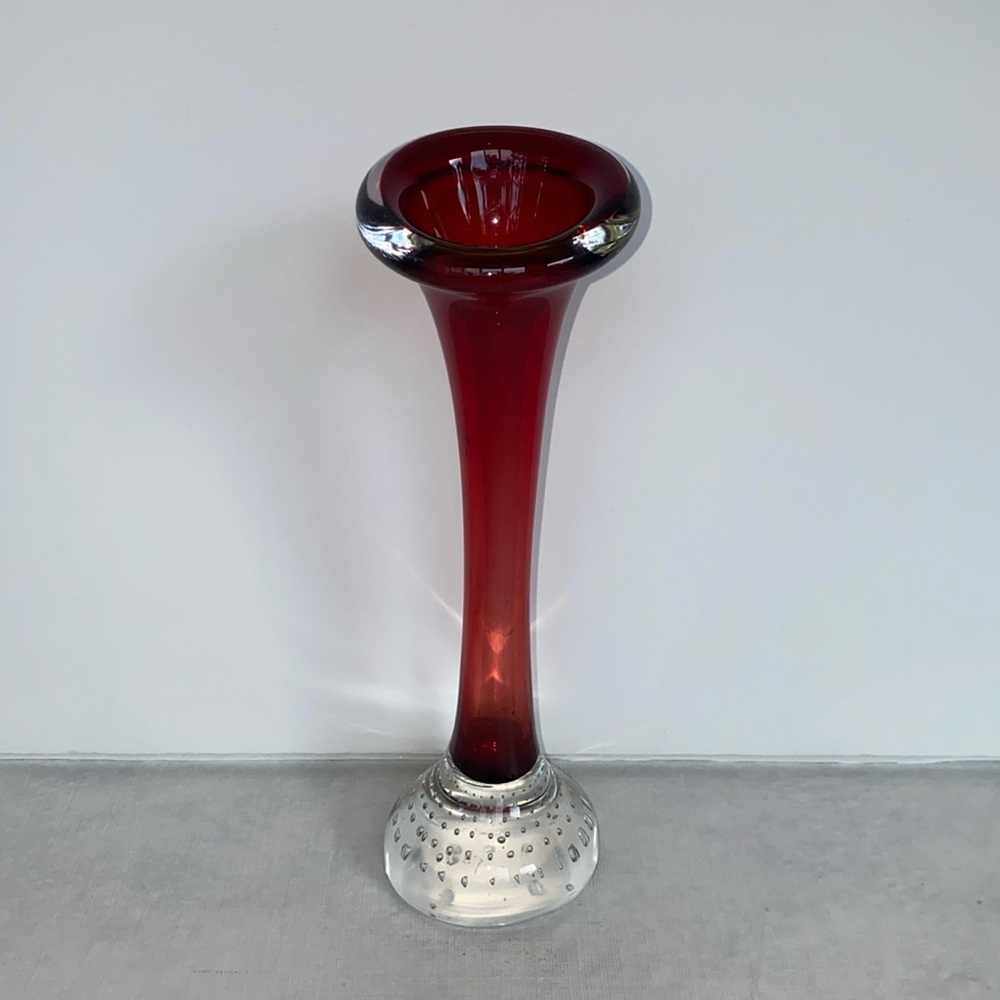 MID CENTURY VINTAGE ART GLASS DOG BONE VASE VIBRANT RED SCANDINAVIAN - 1960